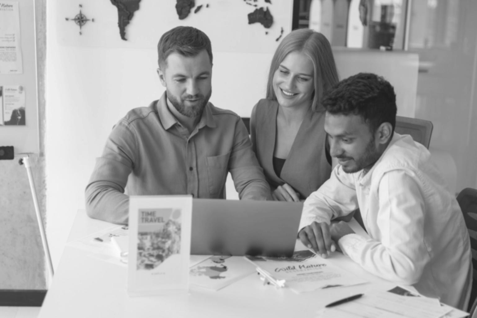 Person arbeitet entspannt mit digitalen Budgetierungs-Tools am Laptop