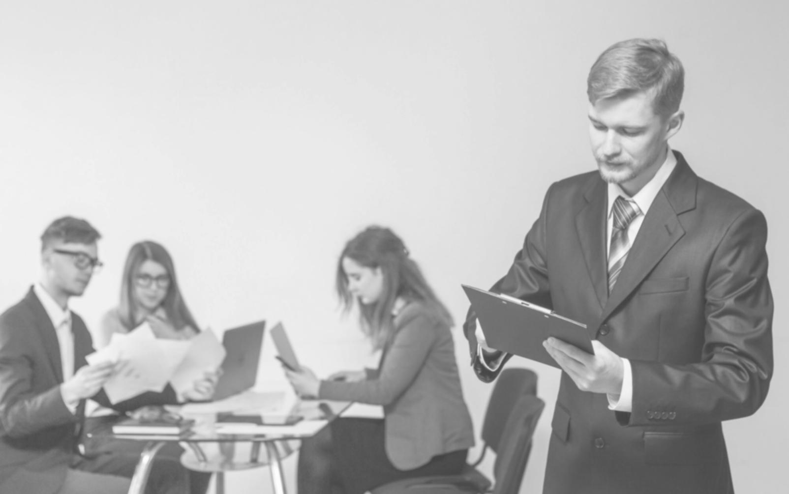 Digitale Budgetplanung am Computer mit Finanzdiagrammen und Taschenrechner