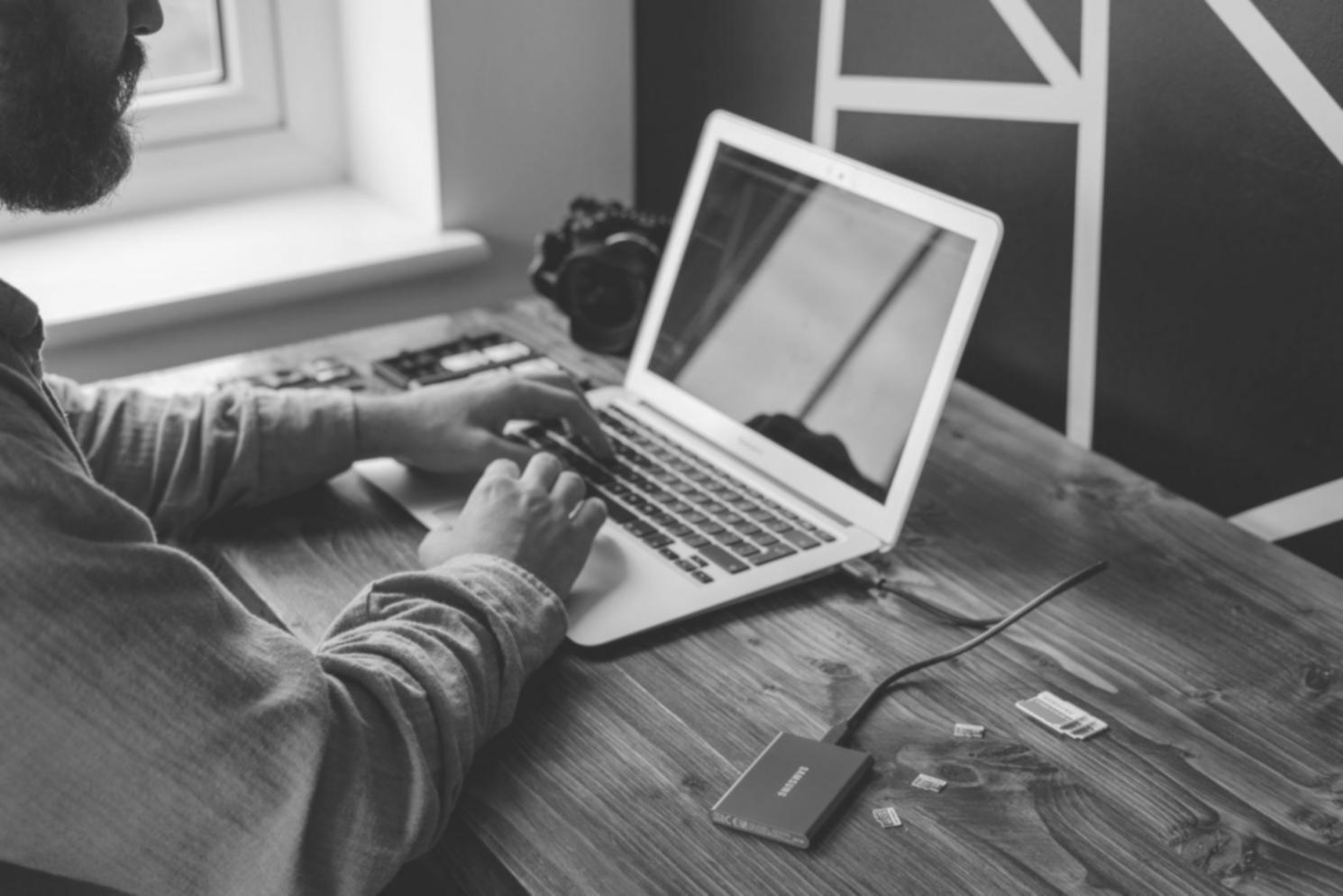 Übersichtliche Finanzplanung mit verschiedenen digitalen Tools und Grafiken