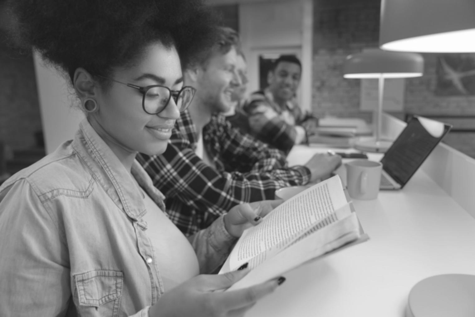 Moderner Arbeitsplatz mit digitalen Budgetierungs-Tools und Finanzanalysen